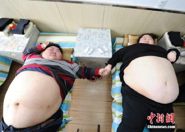 
Hai người quyết định tới bệnh viện giảm béo ở thành phố Trường Xuân, tỉnh Cát Lâm để bác sĩ giúp đỡ lập chế độ ăn kiêng, tập luyện và phẫu thuật thu nhỏ dạ dày.
