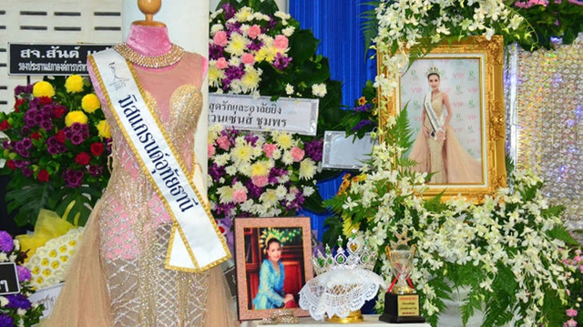 
Khu vực tổ chức tang có trưng bày bộ váy cùng trang sức mà cô gái xấu số dùng khi đăng quang Miss Grand Uthai Thani, khiến mọi người xúc động và thương xót. Toàn bộ những món đồ này sẽ được an táng cùng Hoa hậu sau đó.
