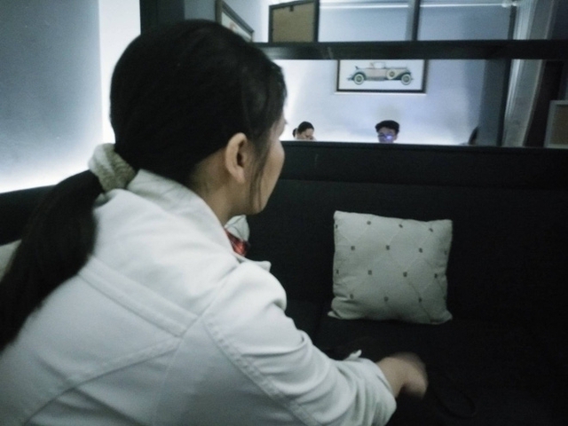 
Chị Mai lo sợ mình không đủ khả năng để tiếp tục theo đuổi vụ kiện kẻ hãm hại em gái mình
