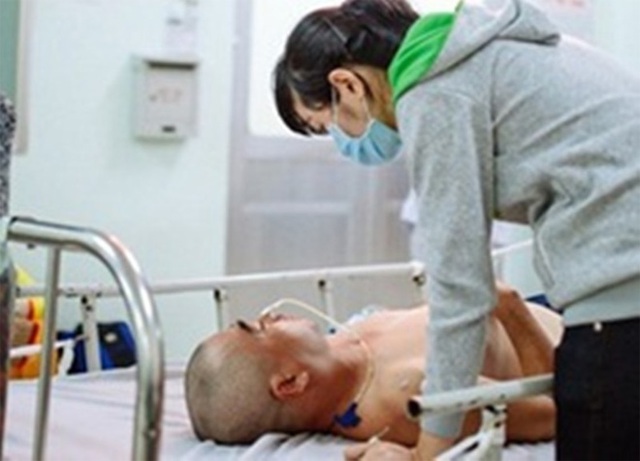 
Trước khi xảy ra l&ugrave;m x&ugrave;m tr&ecirc;n, chị Tr&uacute;c từng được kh&aacute;n giả ngưỡng mộ v&igrave; l&agrave; người vợ tần tảo, vừa hết l&ograve;ng chăm s&oacute;c Nguyễn Ho&agrave;ng tr&ecirc;n giường bệnh, vừa lo cho con trai v&agrave; tr&ocirc;ng coi việc bu&ocirc;n b&aacute;n kiếm th&ecirc;m thu nhập.
