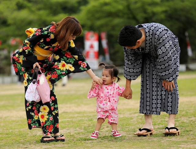 
​Việc làm mẹ và nội trợ là thiên chức thiêng liêng của phụ nữ Nhật (Ảnh: Internet)
