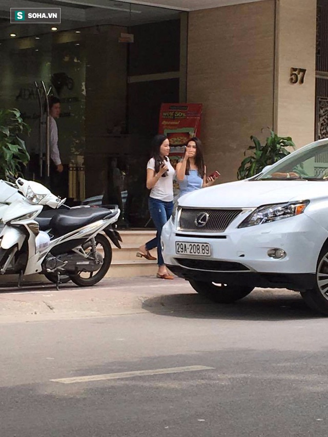 
Buổi trưa cùng ngày, cô được một người bạn đưa đón bằng xe Lexus sang trọng. Cả 2 người vừa đi vừa trò truyện vui vẻ.
