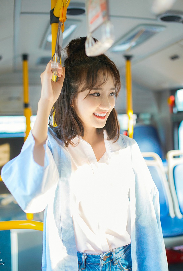 Vy chia sẻ: Bộ ảnh xe bu&yacute;t được em v&agrave; Nguyễn Nhi l&ecirc;n &yacute; tưởng kh&aacute; l&acirc;u nhưng gần đ&acirc;y mới thực hiện được, v&igrave; phải t&igrave;m hiểu về tuyến đường xe chạy thời gian xe dừng. V&igrave; kh&ocirc;ng thể chụp trong l&uacute;c xe chạy, sẽ rất kh&oacute; để bắt khoảnh khắc cũng như canh &aacute;nh s&aacute;ng...