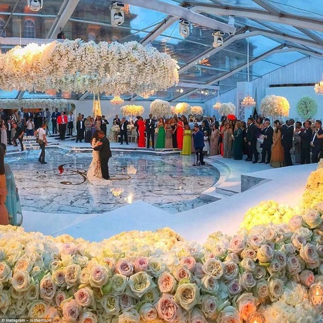 
Hội trường cưới ngập tràn màu trắng tinh khiết của hoa hồng.
