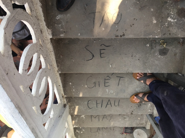 
Cận cảnh d&ograve;ng chữ TAO SẼ GIẾT CH&Aacute;U M&Agrave;Y LĂNG ở cầu thang ngo&agrave;i trời tầng 1 l&ecirc;n tầng 2 trong căn nh&agrave; gia đ&igrave;nh &ocirc;ng lăng sinh sống.
