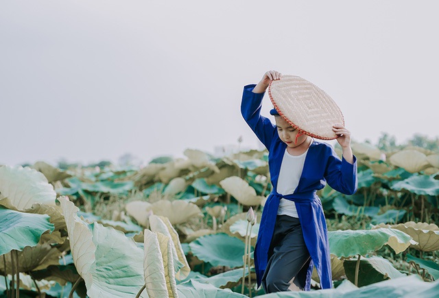 Chị Trần Thị Li&ecirc;n - mẹ của Gia H&acirc;n cho biết: &ldquo;Bộ ảnh được chụp v&agrave;o một ng&agrave;y nắng n&oacute;ng th&aacute;ng 6 vừa rồi. B&eacute; nh&agrave; m&igrave;nh rất th&iacute;ch c&aacute;c đồ may mặc truyền thống như &aacute;o yếm, tứ th&acirc;n kiểu c&ocirc; Tấm v&agrave; cũng th&iacute;ch hoa sen nữa, n&ecirc;n m&igrave;nh muốn lưu lại những khoảnh khắc n&agrave;y cho con&rdquo;.