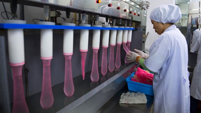Quy trình kiểm tra bao cao su tại nhà máy Karex ở Pontian, Malaysia. Ảnh: AFP/Getty.