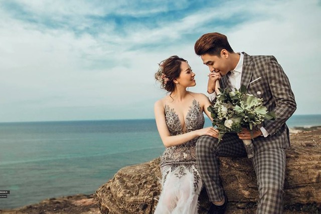 Trước đó, hôm 15/6, Huy Nam và Hiền Vy đã tổ chức lễ hằng thuận tại chùa Sùng Đức, Thủ Đức (TP.HCM). Chỉ thời gian ngắn sau khi Kelvin Khánh đính hôn với Khởi My, thành viên còn lại của nhóm La Thăng cũng yên bề gia thất.