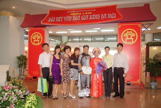 
Nhiều thế hệ trong gia đình tham gia triển lãm Đôi nét văn hoá gia đình Hà Nội trong ngày hội Gia đình Việt Nam 2016. Ảnh: BTC.
