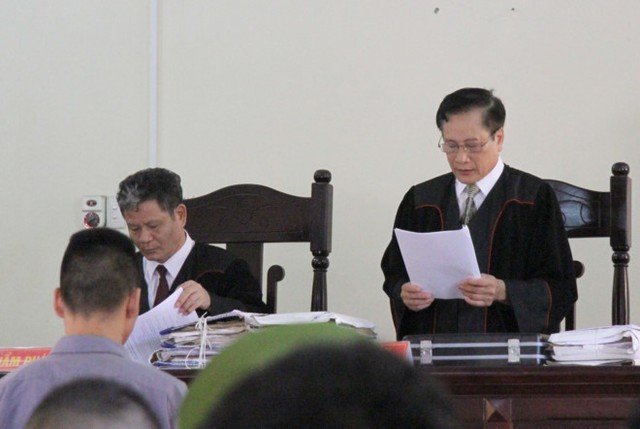 Chủ tọa Đinh Quang Sơn đọc bản tuyên án. Ảnh: Hoàng Lam.