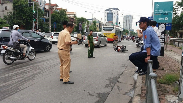 Lực lượng chức năng tiến h&agrave;nh kh&aacute;m nghiệm hiện trường