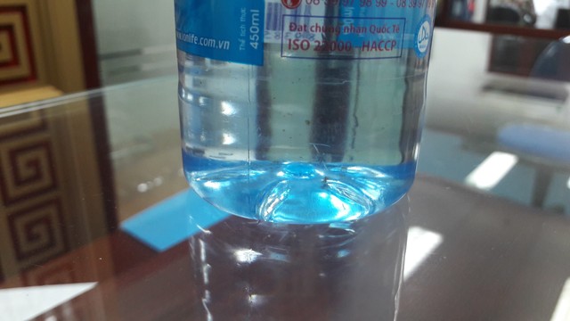 
Bên trong chai nước có nhiều cạn, chất kết tủa
