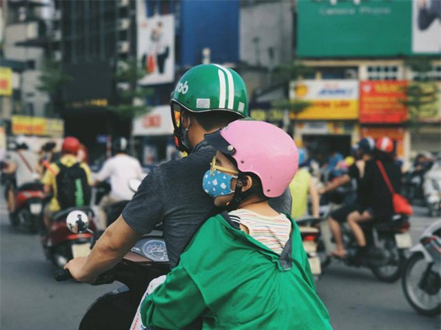 Khoảnh khắc tr&ecirc;n phố H&agrave; Nội khiến người ta vừa thương vừa giận - Ảnh 3.