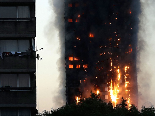 
Tòa tháp bùng cháy dữ dội vào rạng sáng ngày 14/6.
