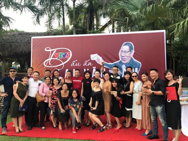 
Nhà báo Lại Văn Sâm bên những đồng nghiệp quen thuộc như BTV Quang Minh, Hoàng Linh, Minh Hà.
