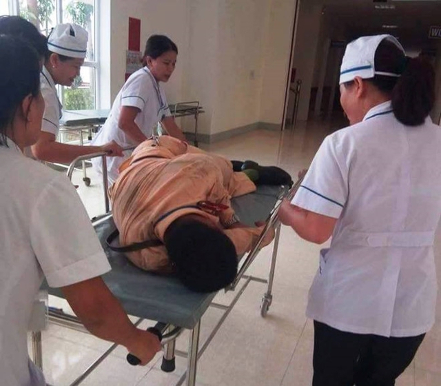 Thượng &uacute;y Đức được cấp cứu tại bệnh viện. Ảnh: VTC News
