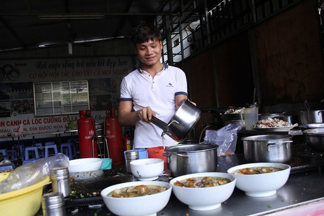 Khi khách vào, ngồi xuống bàn thì bếp của quán mới bắt đầu nổi lửa Ảnh: Lê Nam