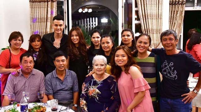 Bức ảnh đại gia đình nam siêu mẫu chụp chung, dường như họ đang ngầm khẳng định Hoàng Thuỳ Linh là một thành viên trong gia đình.