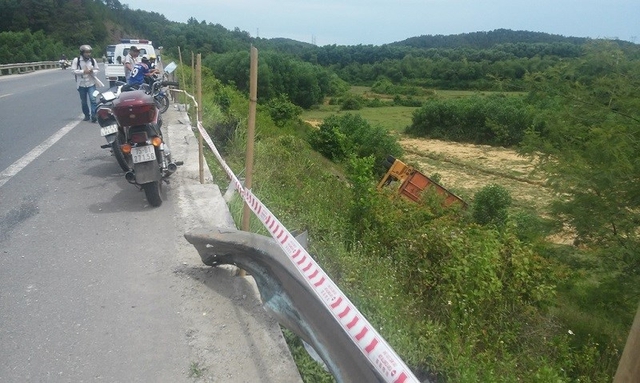 Chiếc xe lao xuống vực.