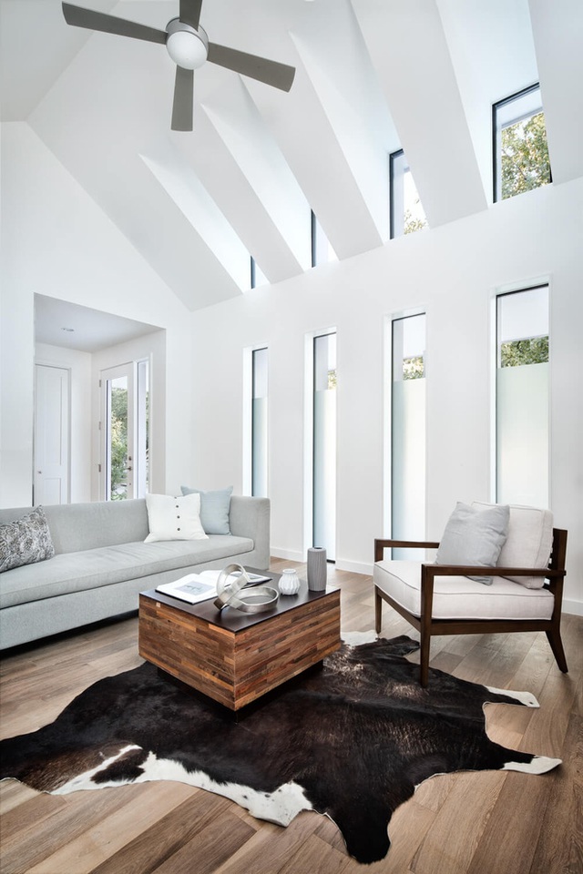 Từ các vách ngăn trên tường, ô thoáng khí được che chắn bằng cửa sổ thủy tinh kết hợp với màu tường trắng sáng đã khiến phòng khách của bạn thực sự rộng mở và thoáng đãng.