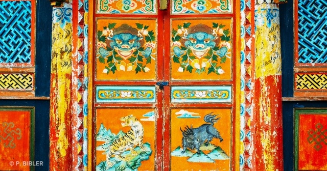 Những tinh hoa truyền thống và văn hóa cổ xưa được lưu giữ trên chiếc cửa lâu đời một tòa nhà ở huyện Vĩnh Lạc, tỉnh Tứ Xuyên, Trung Quốc.