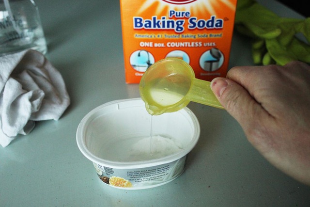 Đầu tiên, đổ baking soda vào bình chứa một lần để tạo thành hỗn hợp dạng sệt. Đổ một chút nước vào baking soda cho đến khi bạn thêm đủ để tạo thành hỗn hợp sền sệt. Tốt nhất là bạn nên trộn theo tỷ lệ 3:1 (baking soda : nước).