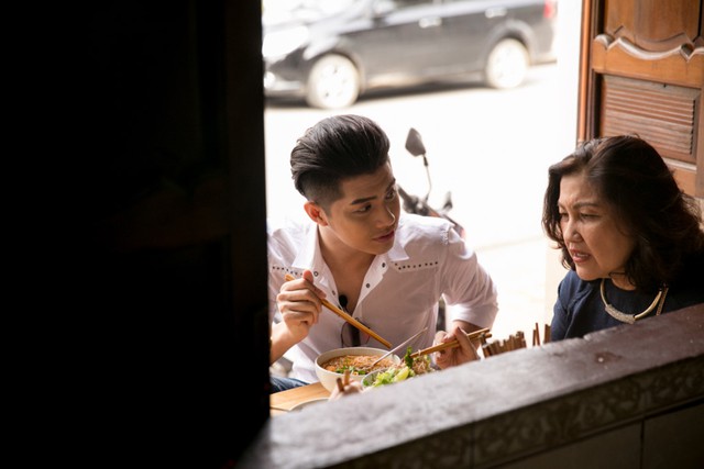 
Noo Phước Thịnh chia sẻ b&uacute;n b&ograve; Huế tuy ở đ&acirc;u cũng c&oacute;, nhưng cảm gi&aacute;c được thưởng thức m&oacute;n ăn n&agrave;y tại kh&ocirc;ng gian m&agrave; n&oacute; được sinh ra, với hương vị chuẩn mang lại cho anh c&ugrave;ng mẹ v&agrave; &Aacute; hậu T&uacute; Anh một x&uacute;c cảm rất tuyệt vời.
