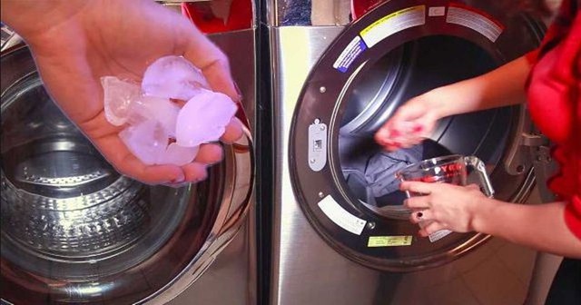 Việc đổ đá lạnh vào máy giặt sẽ mang lại hiệu quả bất ngờ.