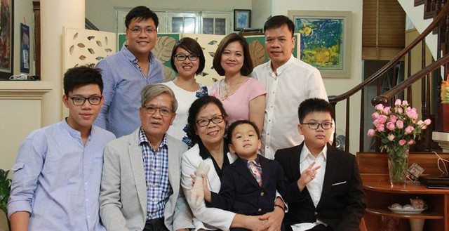 
Gia đình anh Nguyễn Thế Trung (người mặc áo trắng, đứng bên phải) và Nguyễn Trung Tú
