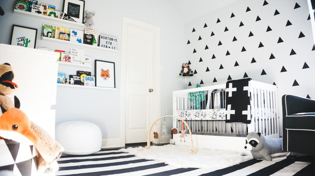 Đảm bảo tính năng động đối với không gian giường cũi thật dễ dàng với cách trang trí tường độc đáo. Những hình tam giác đen in lấp đầy căn phòng trên nền tường trắng mang lại sự vui tươi cho không gian giường cũi của bé.