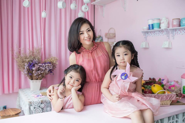 
Thanh Hương và hai con gái Minh Hương và Yến Linh.
