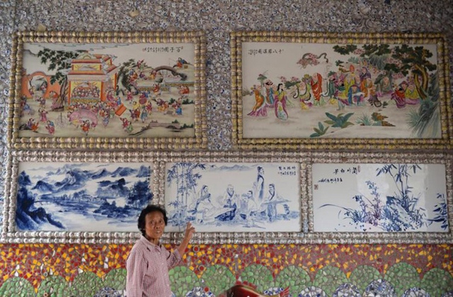 
Những bức tranh bằng gốm tr&ecirc;n tường của cung điện.
