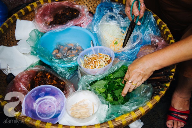 Thúng nộm bé xíu nhưng chứa đựng món ăn vặt ngon lành khiến bao thế hệ người Hà Nội say mê.