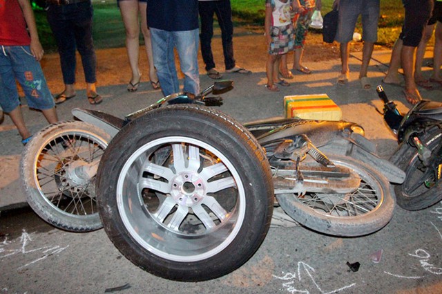 Một b&aacute;nh &ocirc;t&ocirc; văng ra ngo&agrave;i sau tai nạn. Ảnh: L&ecirc; Trai.