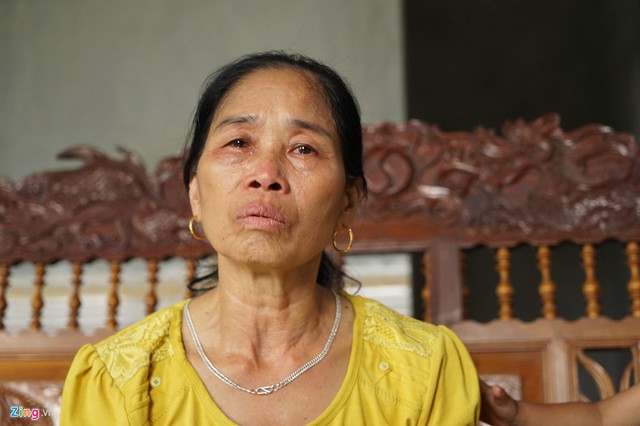 B&agrave; Tho kh&ocirc;ng k&igrave;m được nước mắt khi kể về đời m&igrave;nh. Hiện, b&agrave; mong muốn được ch&iacute;nh quyền địa phương hỗ trợ ho&agrave;n thiện c&aacute;c thủ tục nhận chế độ vợ liệt sĩ bị gi&aacute;n đoạn nhiều năm. Ảnh: Ho&agrave;ng Như.