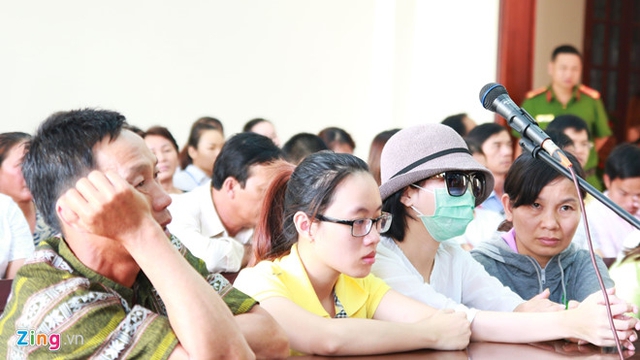 
Bị hại Hương (&aacute;o trắng, đeo khẩu trang) c&ugrave;ng người th&acirc;n tại phi&ecirc;n t&ograve;a sơ thẩm lần 1. Ảnh: Kỳ Hoa.

