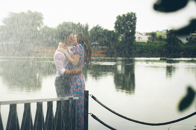 
Nụ hôn mãnh liệt của Kim Lý - Hồ Ngọc Hà trong MV.
