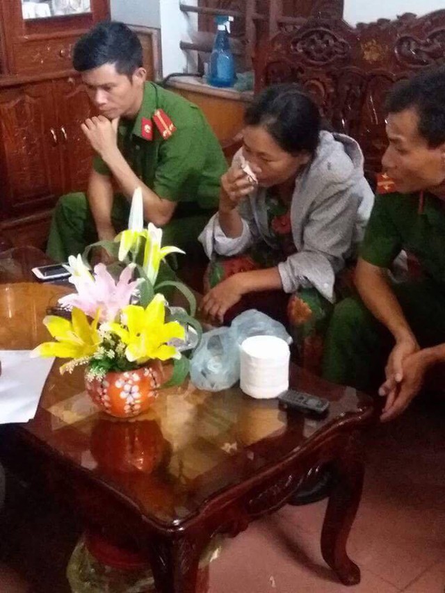 C&ocirc;ng an huyện vừa bảo vệ đối tượng trước sự bao v&acirc;y của người d&acirc;n vừa khai th&aacute;c, l&agrave;m r&otilde; h&agrave;nh vi