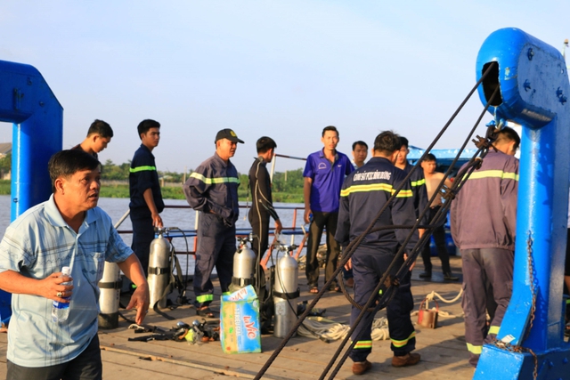 Lực lượng cứu hộ đưa người nh&aacute;i đến hiện trường
