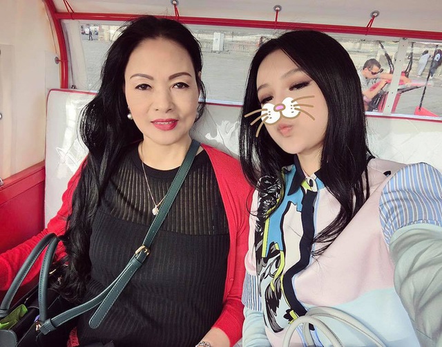 
Bà Kim Hoa rất thân thiết với con gái, thường xuất hiện trên trang cá nhân của Huyền Baby trong những bức ảnh đi du lịch đó đây.
