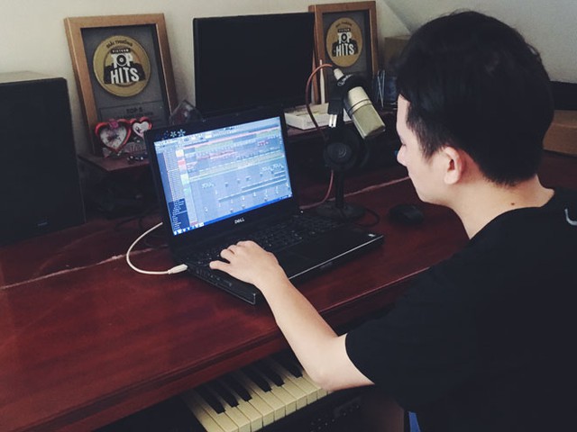 
Nam ca sĩ vẫn miệt m&agrave;i s&aacute;ng t&aacute;c nhạc trong thời gian tạm lui khỏi showbiz.
