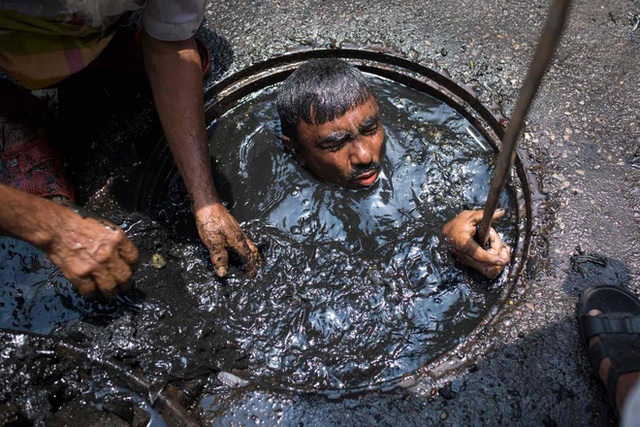
Nghề dọn dẹp cống bị coi là một nghề thấp kém ở Bangladesh. (Ảnh Internet)
