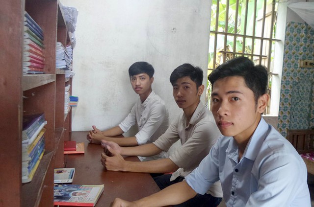 
G&oacute;c học tập nơi 3 anh em c&ugrave;ng ngồi học chung tr&ecirc;n chiếc b&agrave;n gỗ giản dị. Ảnh: Ho&agrave;ng Lam.
