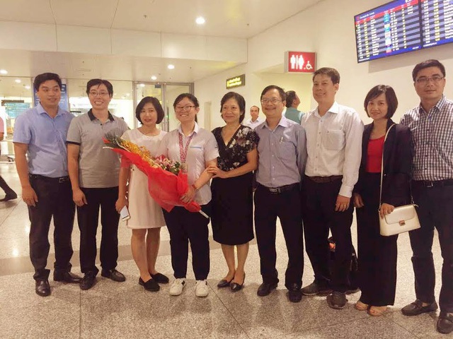 
Gia đình và thầy cô chúc mừng Phương Thảo giành huy chương bạc Olympic Sinh học Quốc tế 2017.

