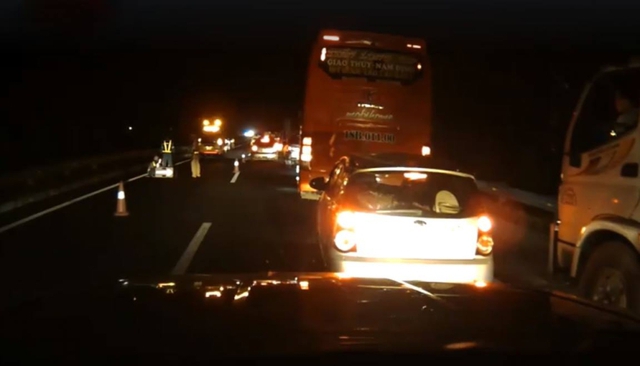 Cơ quan c&ocirc;ng an khẳng định kh&ocirc;ng c&oacute; trẻ em tr&ecirc;n xe &ocirc; t&ocirc; gặp nạn