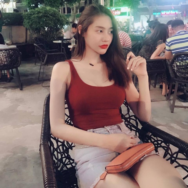 
Bạn gái mời của Lâm Vinh Hải thường xuyên khoe hình ảnh và đăng tải những dòng trạng thái như triết lý.
