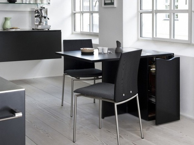 3. Đây là mẫu bàn ăn gấp gọn rất thanh lịch cho nhà nhỏ. Phần bàn có thể gấp gọn như một tủ đồ, ghế ăn có thể dùng làm ghế ngồi của bàn làm việc... Màu đen sạch sẽ cũng giúp không gian nhà trông cá tính hơn.
