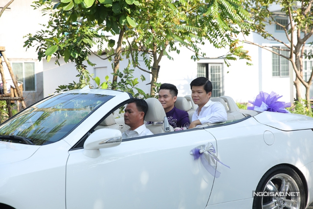 
Chú rể Trung Kiên ngồi trên chiếc xe mui trần màu trắng sang trọng.
