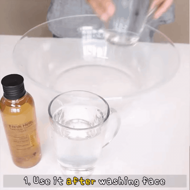 Sau bước rửa mặt và tẩy trang thông thường, bạn chuẩn bị 2 cốc nước đổ vào thau sạch.
