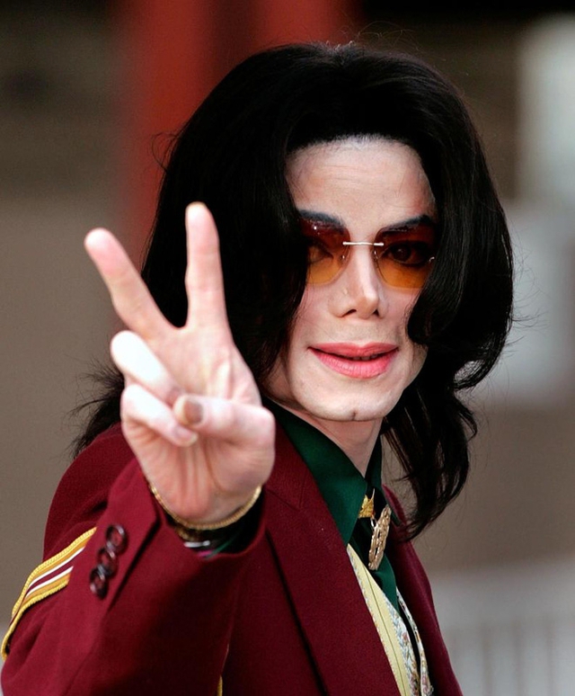 
Trong gần 20 năm trước khi qua đời, Michael Jackson sống trong thành công tột đỉnh của âm nhạc và sự miệt thị tột đỉnh về gương mặt bị hủy hoại bởi dao kéo của mình.
